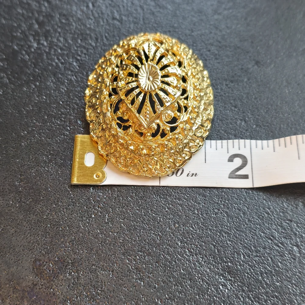 Vintage Oval Gold tone brooch